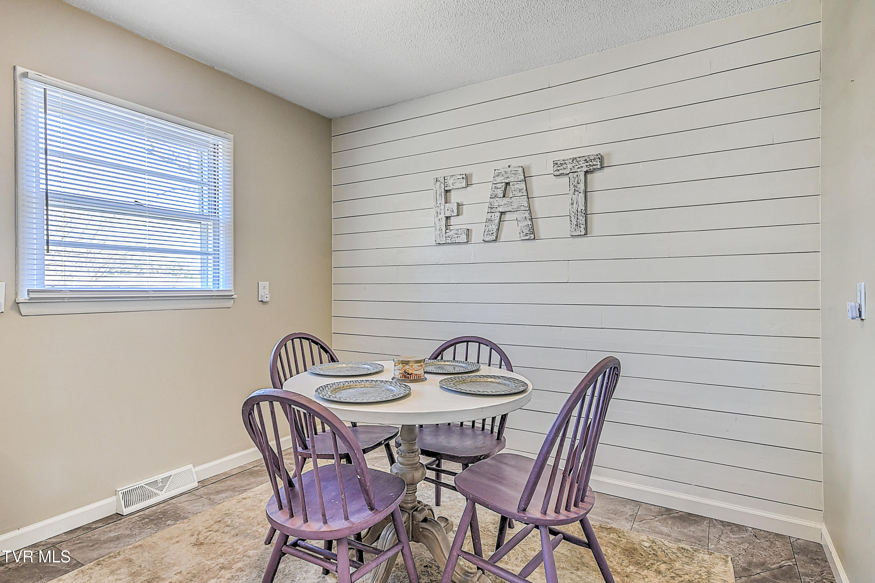 301 Colonial Circle Greeneville, TN 37745 - Photo 12 of 40 301 Colonial Cir JK-14