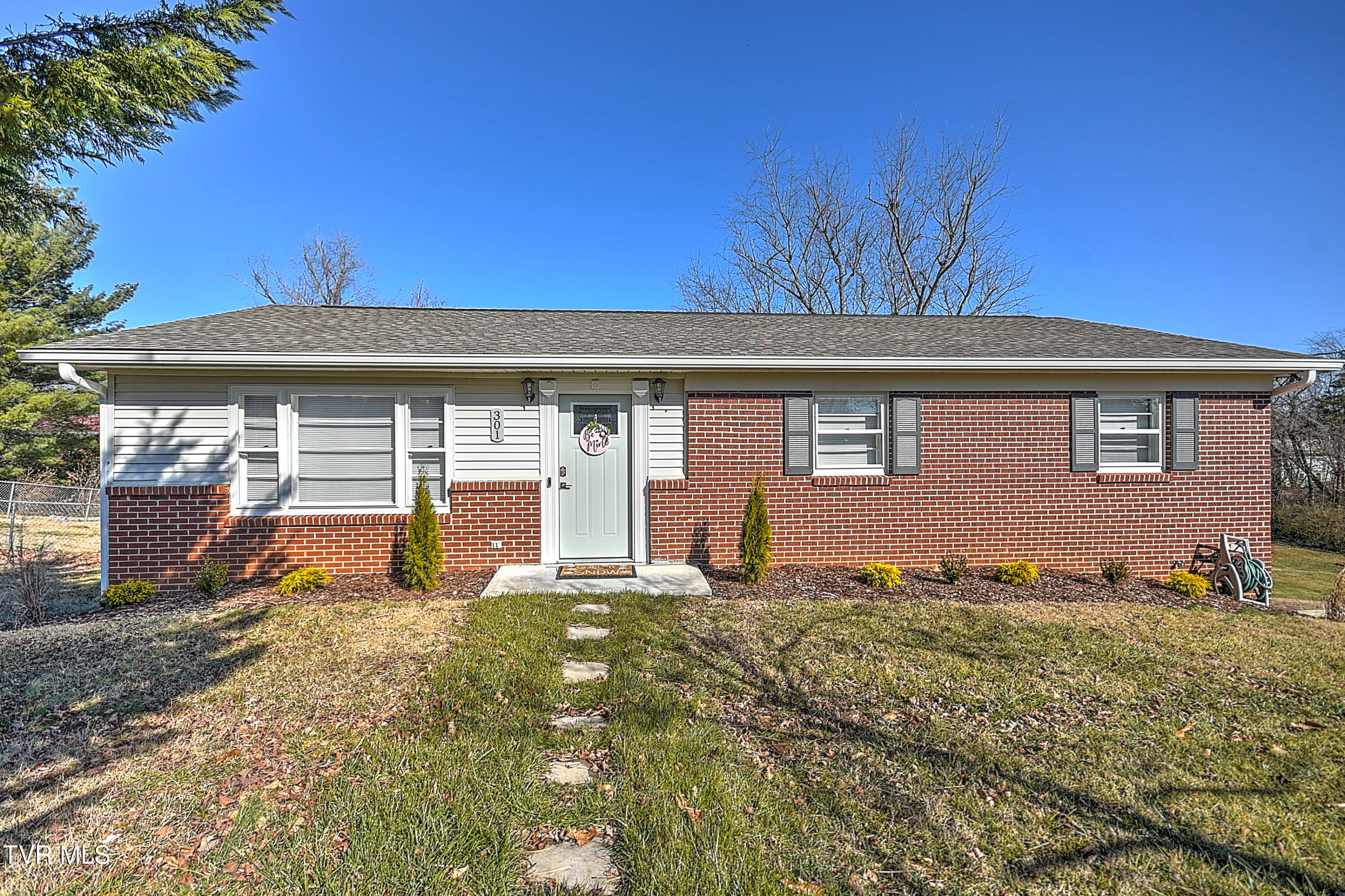301 Colonial Circle Greeneville, TN 37745 - Photo 2 of 40 301 Colonial Cir JK-4