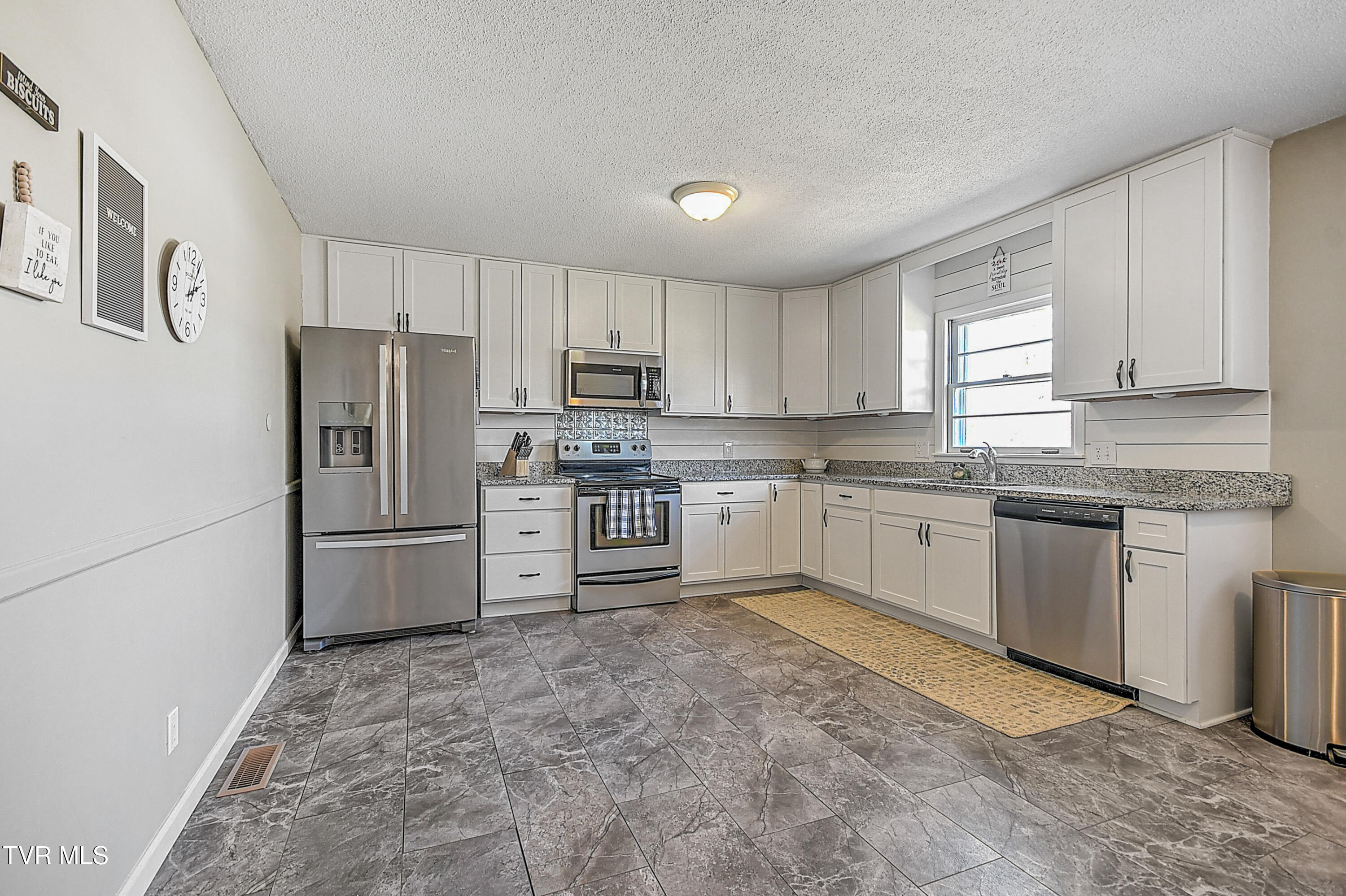 301 Colonial Circle Greeneville, TN 37745 - Photo 7 of 40 301 Colonial Cir JK-9
