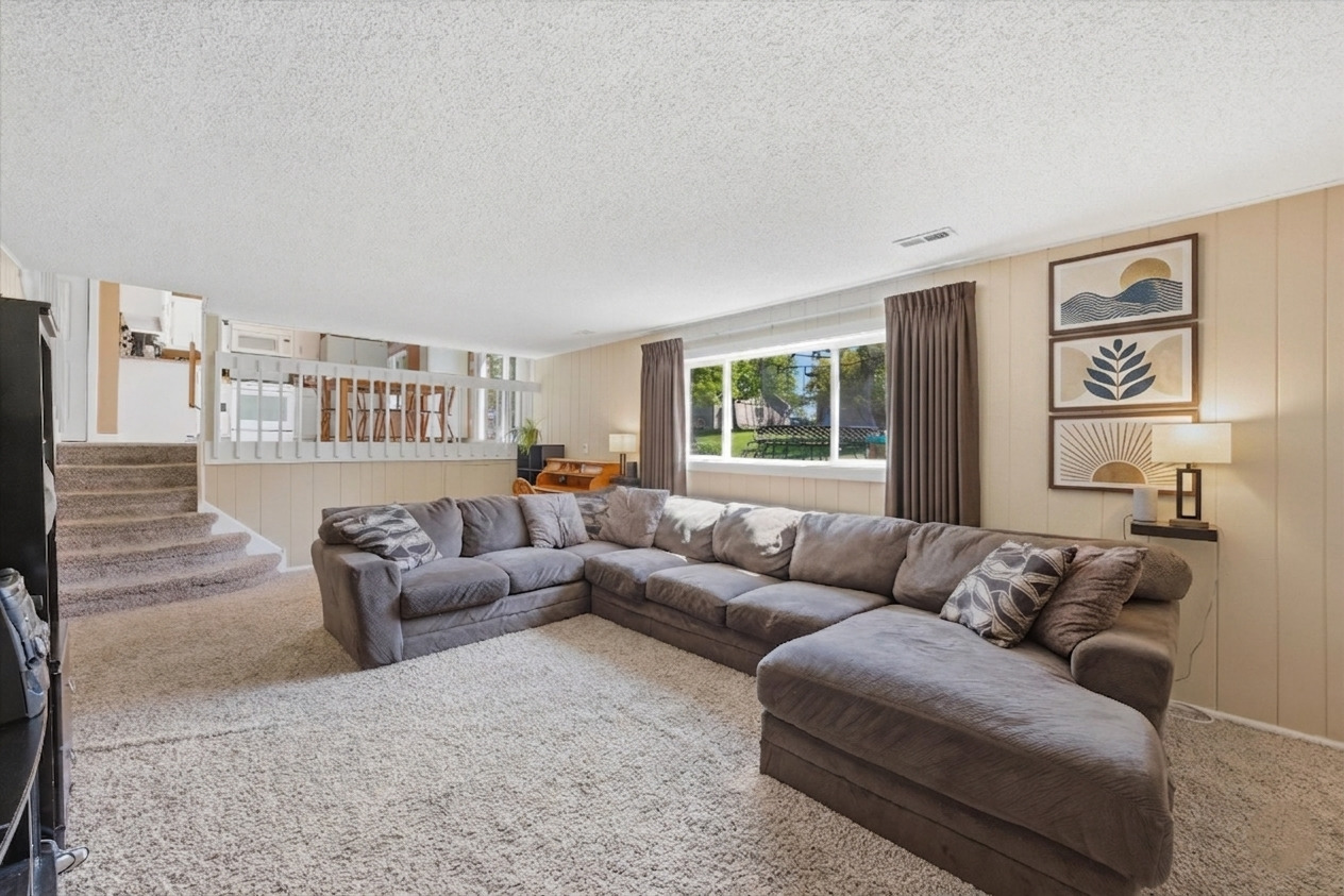 3517 Jacqueline Drive Crete, IL 60417 - Photo 10 of 26 a living room with furniture and a couch