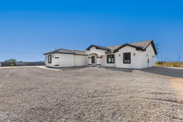 a view of a house with a yard