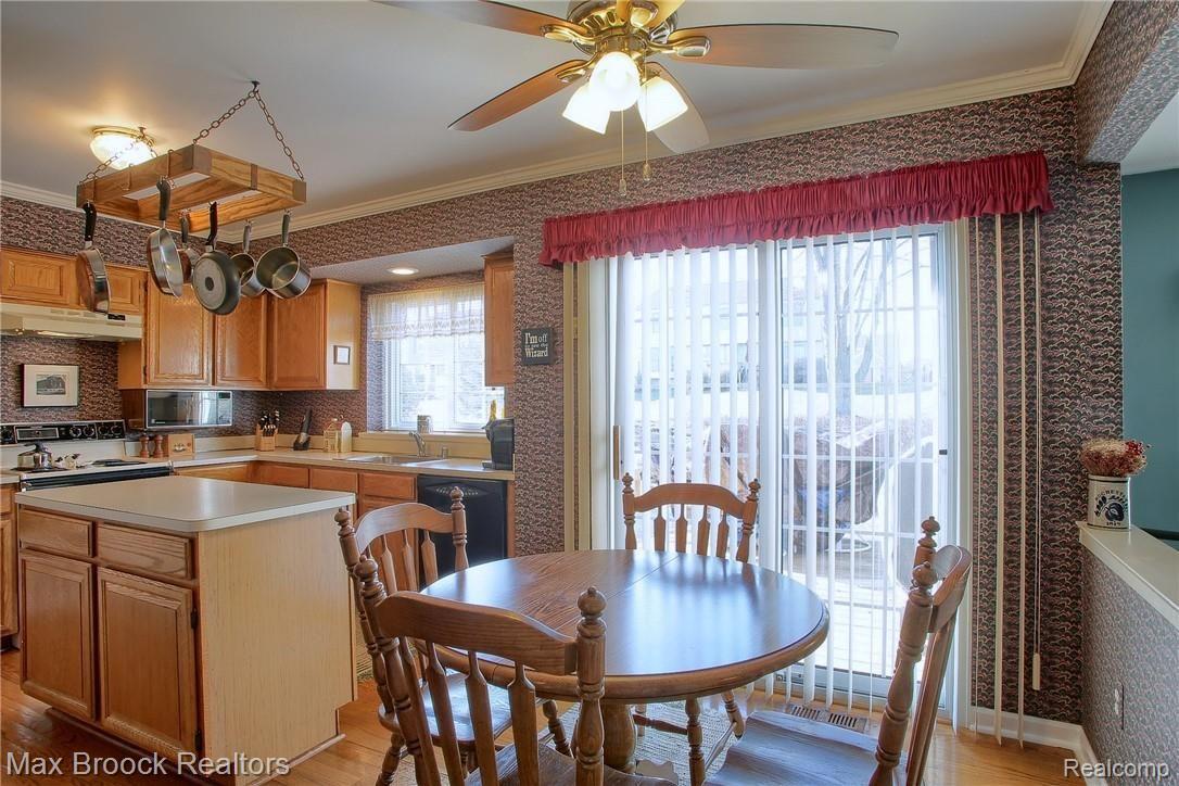 1984 Fairfield Drive Rochester, MI 48306 - Photo 17 of 34 Breakfast_Nook_2nd_View.jpg