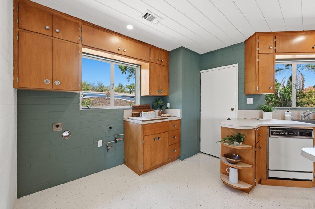 1765 Robinhood Road Vista, CA 92084 - Photo 12 of 58