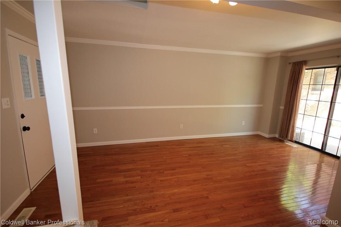 5015 North Crooks Road, Unit 25 Royal Oak, MI 48073 - Photo 10 of 29 IMG_9308.jpg