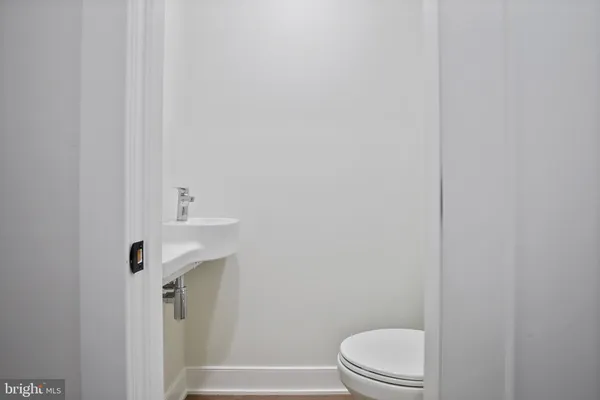 $4,200 | 165 E Street Northeast, Vienna, VA 22180