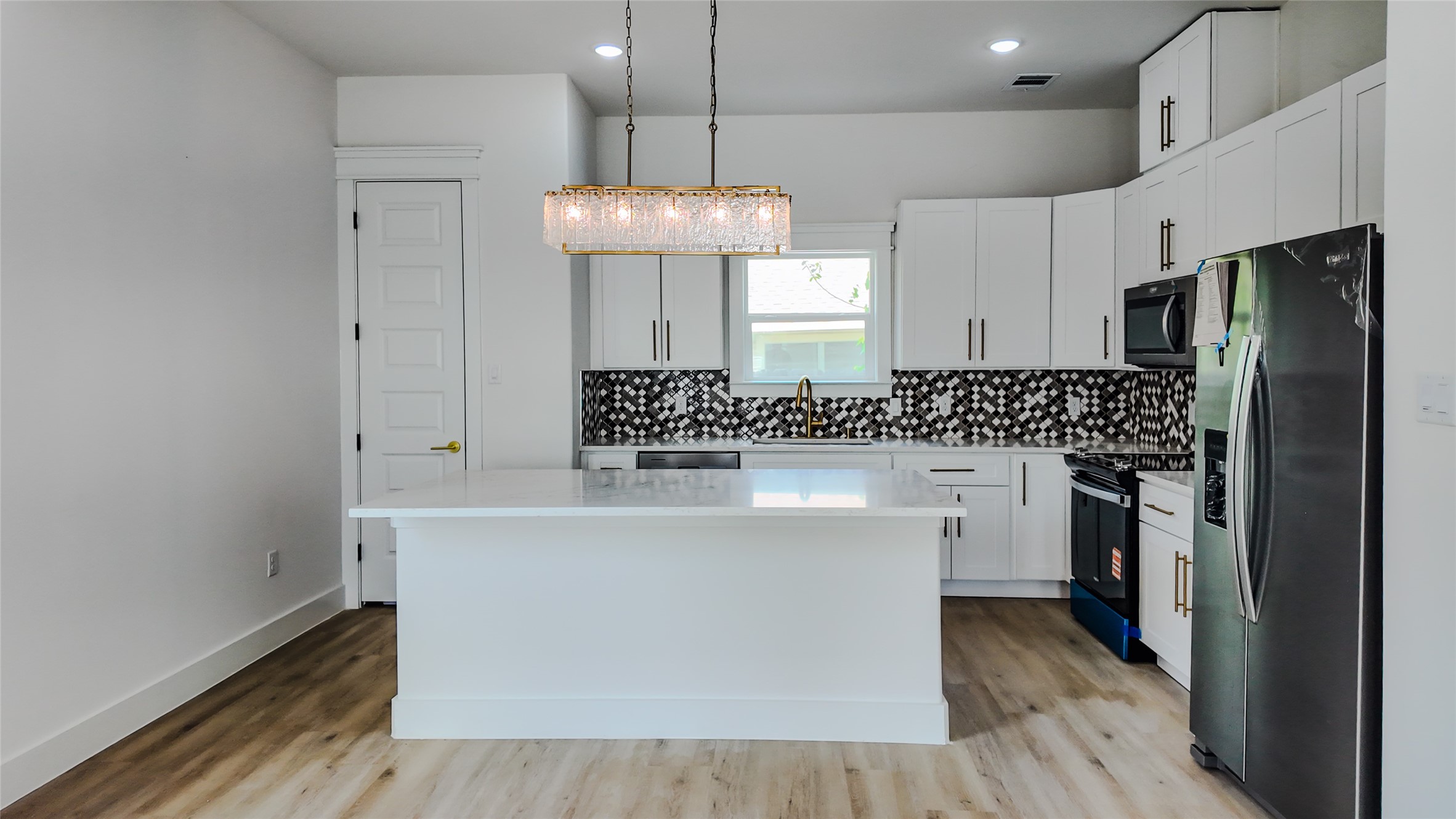 819 North Loop Houston, TX 77022 - Photo 6 of 50 Kitchen
