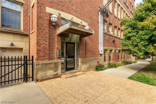 $189,000 | 3200 Franklin Boulevard, Unit 204, Cleveland, OH 44113