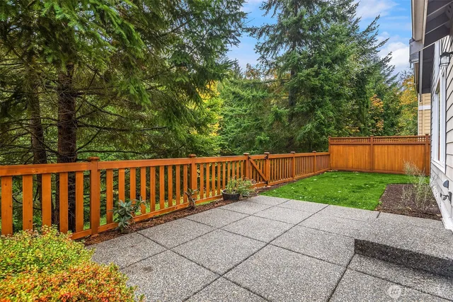 a view of a backyard with pathway