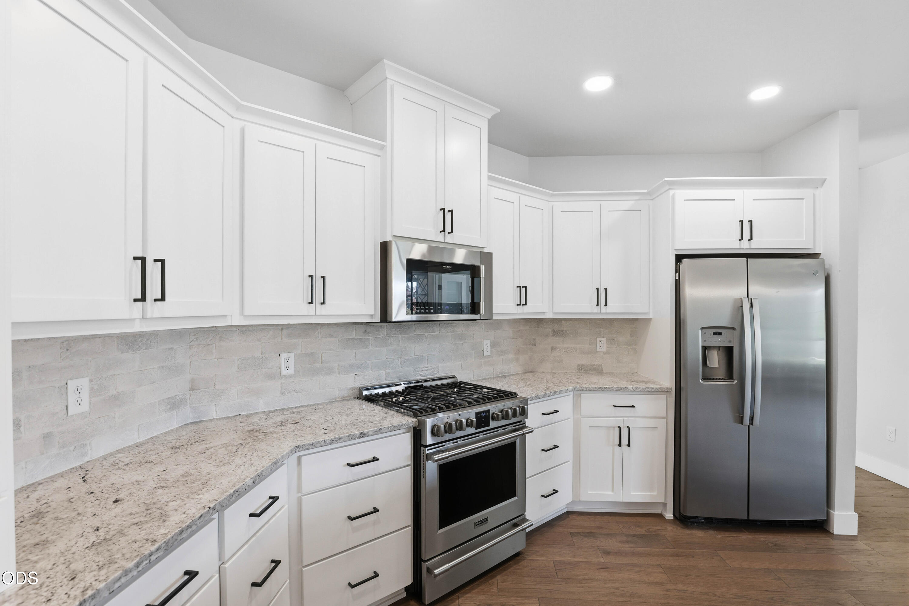 409 Stone Pointe Drive Central Point, OR 97502 - Photo 18 of 33