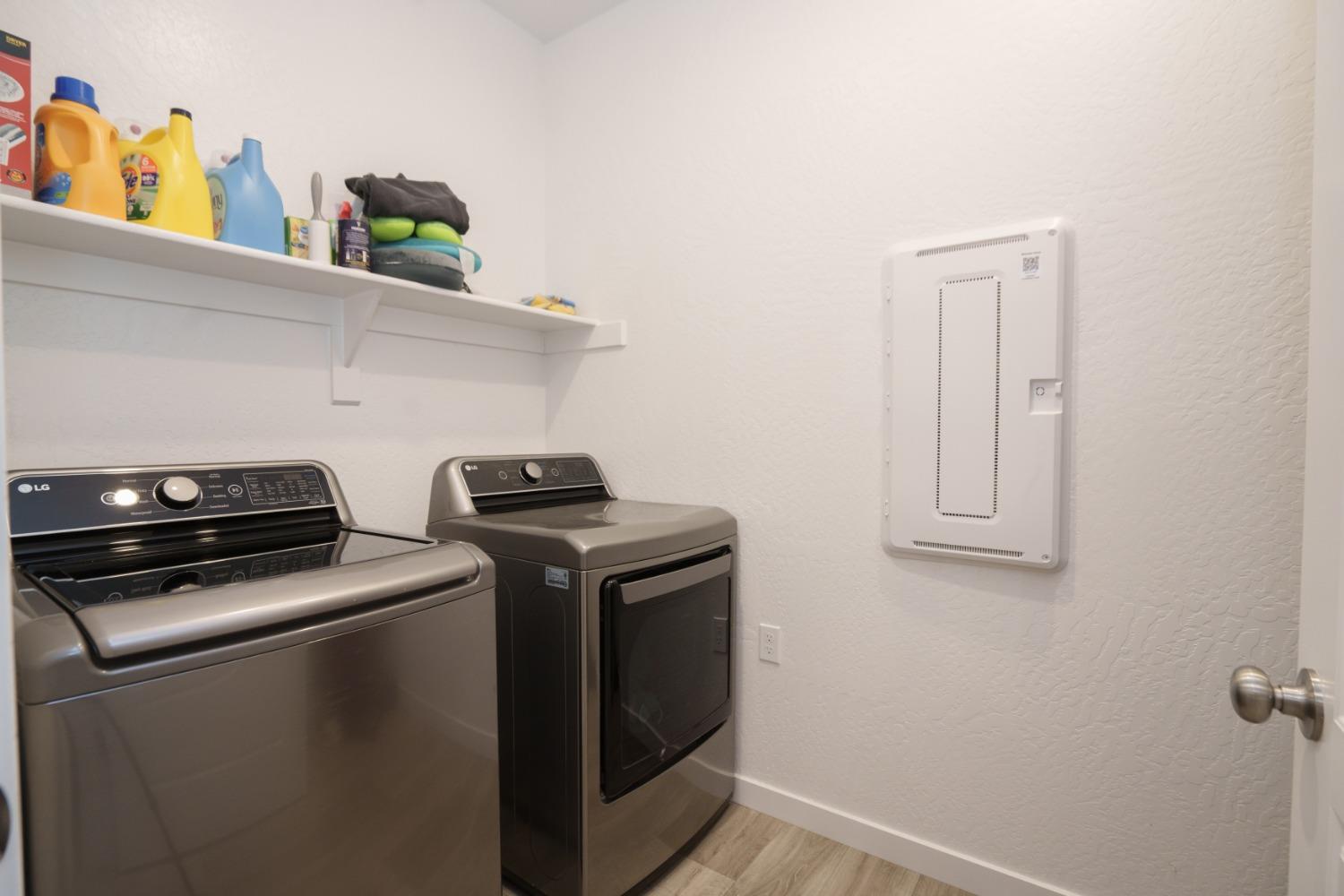 5769 West Austin Way Fresno, CA 93722 - Photo 16 of 32 a utility room with dryer and washer