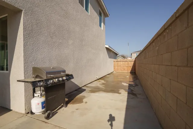 a view of entryway and kitchen