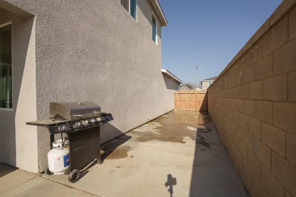 a view of entryway and kitchen