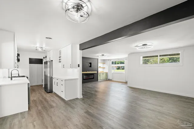 a en suite bathroom with double vanity sink and mirror