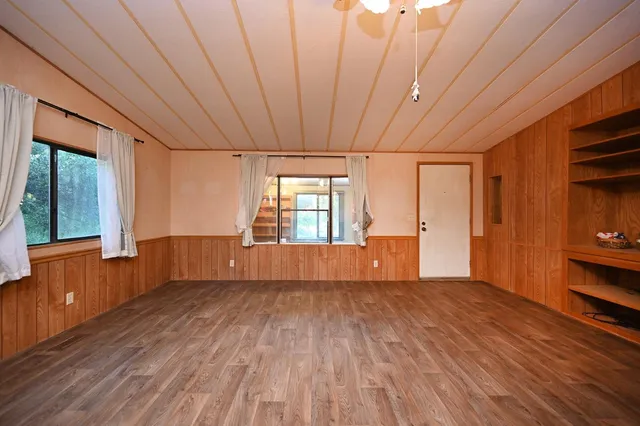 a view of a tennis court