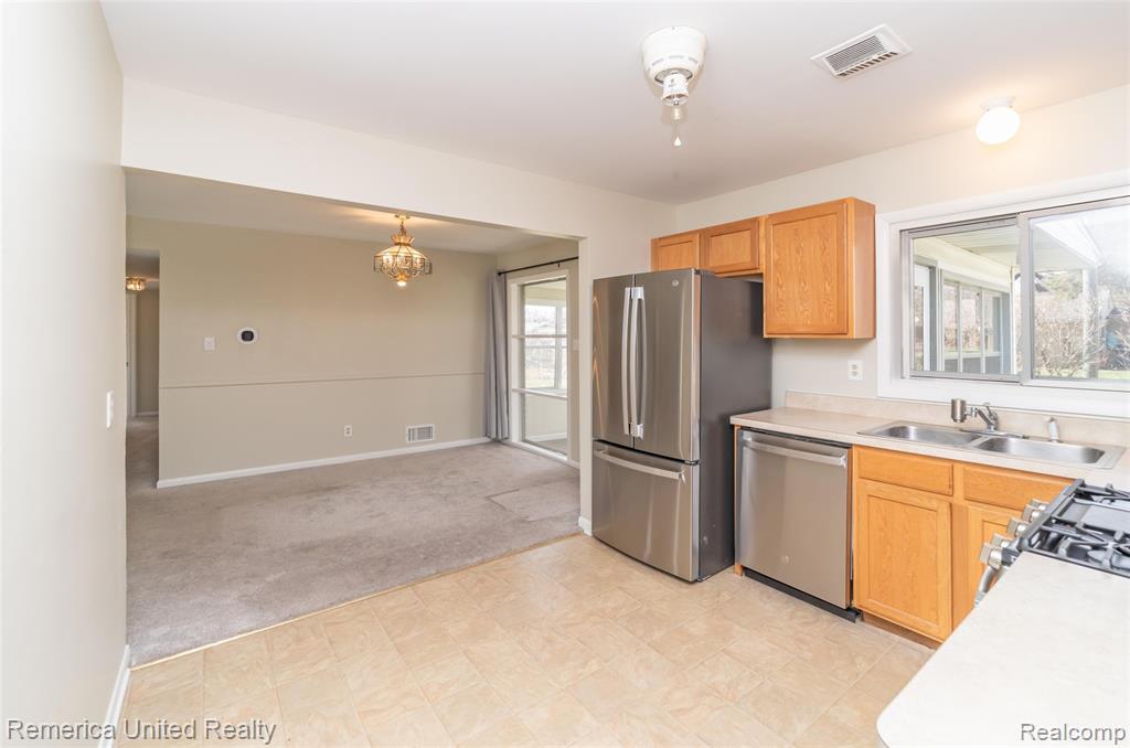 945 North Commerce Road Commerce Township, MI 48382 - Photo 11 of 59