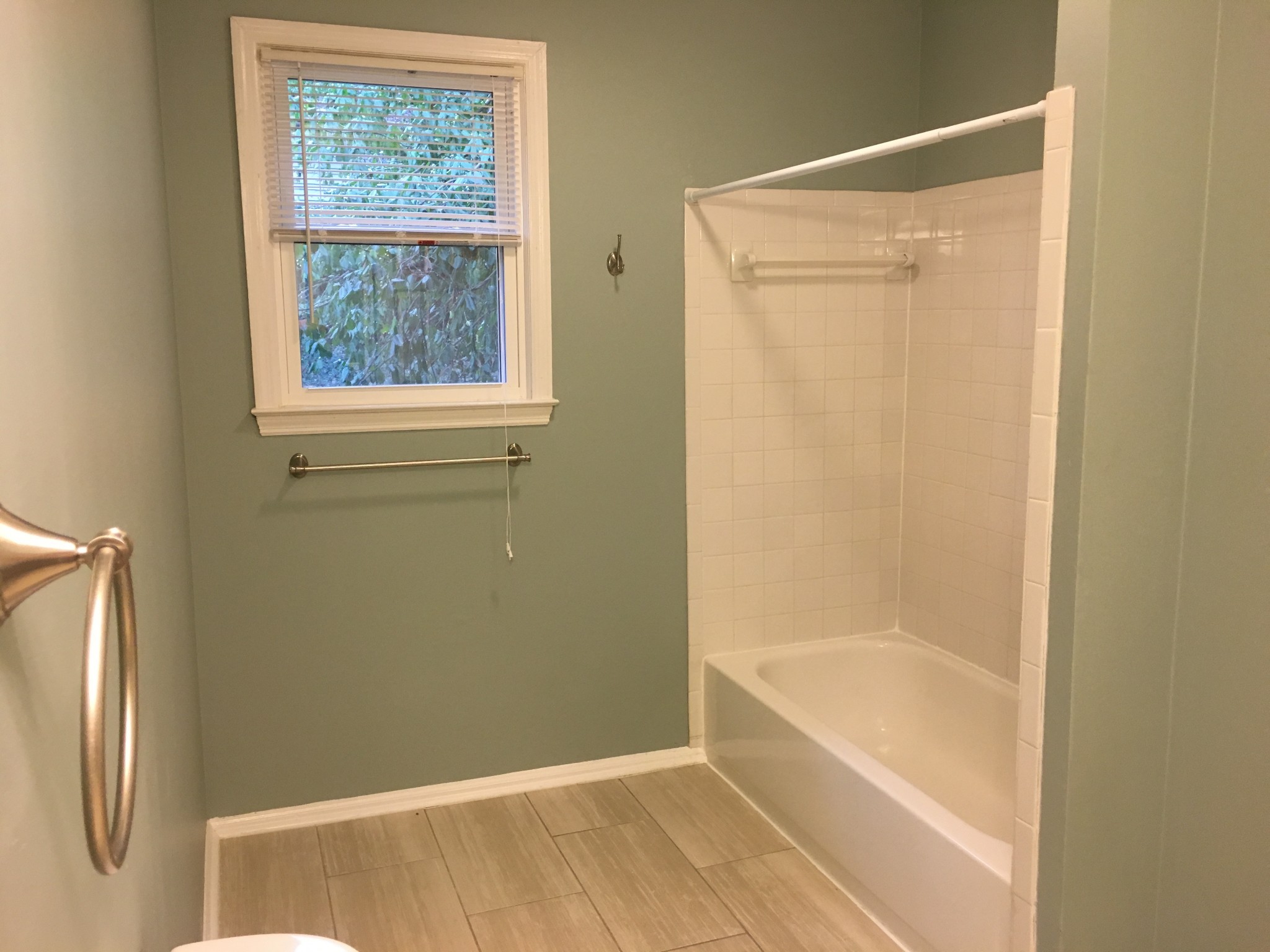 214 Rio Vista Drive Madison, TN 37115 - Photo 5 of 12 a bathroom with a bathtub