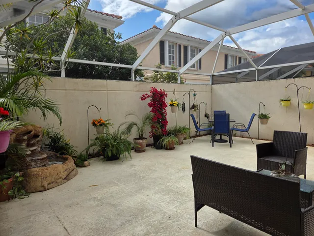 a view of a house with backyard