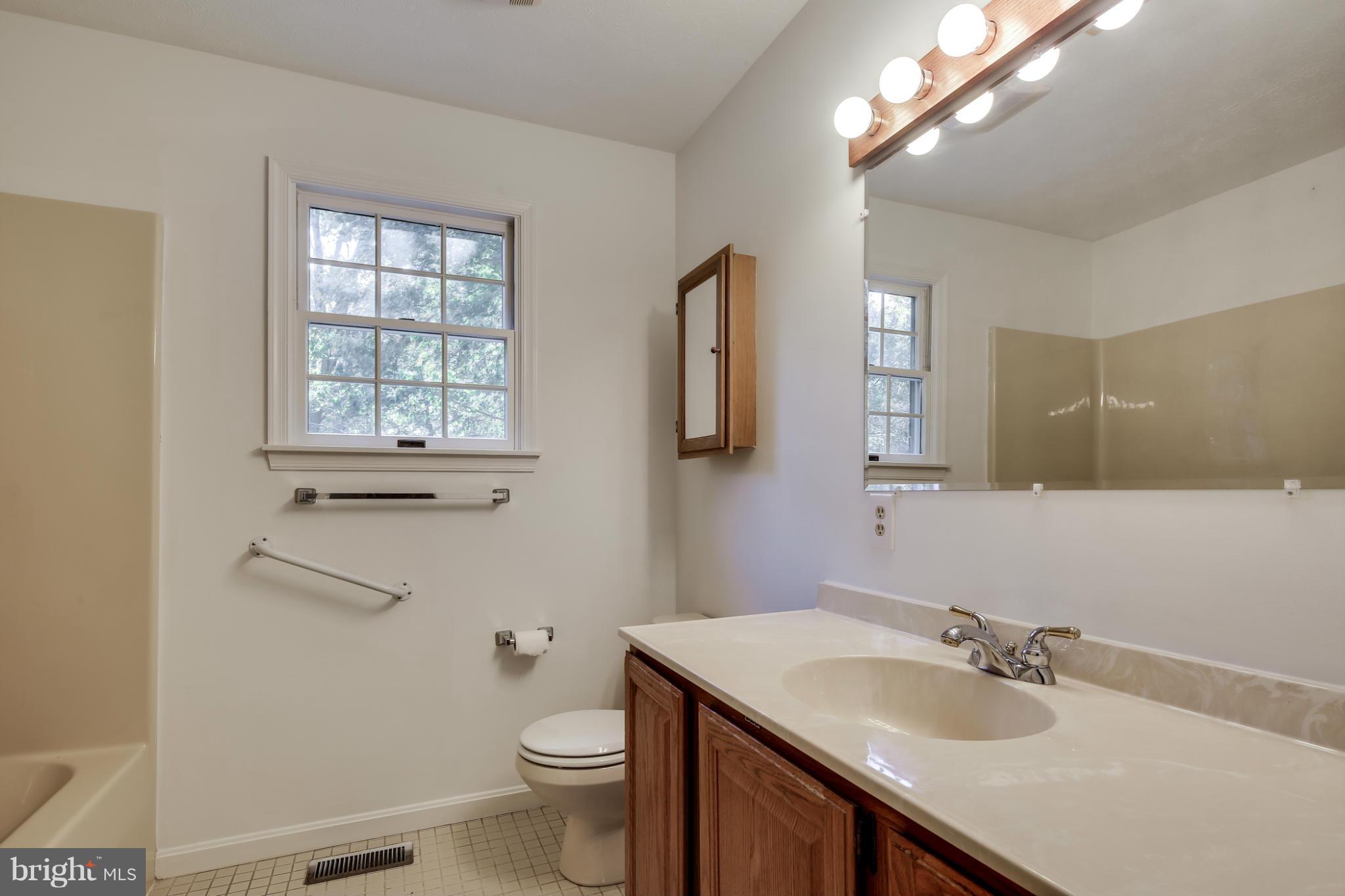 695 Streaker Road Sykesville, MD 21784 - Photo 17 of 24 Shared full bath on upper level
