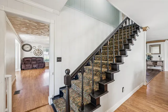 a black and white photo of a room