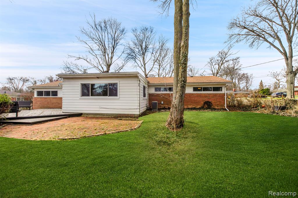 28390 New Castle Road Farmington, MI 48331 - Photo 6 of 37