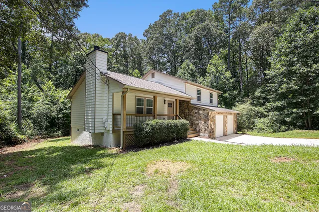a view of backyard with a garden and plants