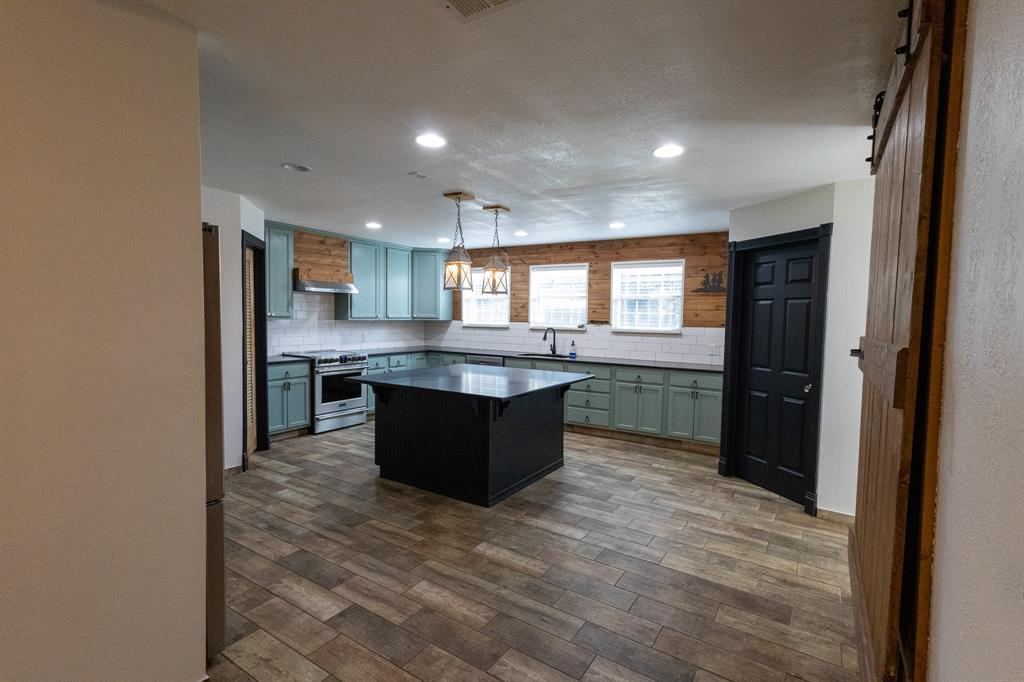 536 Cavin Lane Axtell, TX 76624 - Photo 14 of 40 a large kitchen with a stove a refrigerator and a sink