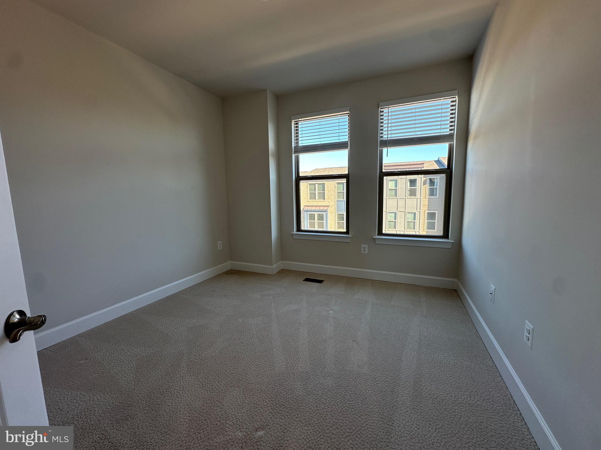 9886 Hopkins Loop Manassas, VA 20110 - Photo 40 of 50 an empty room with windows