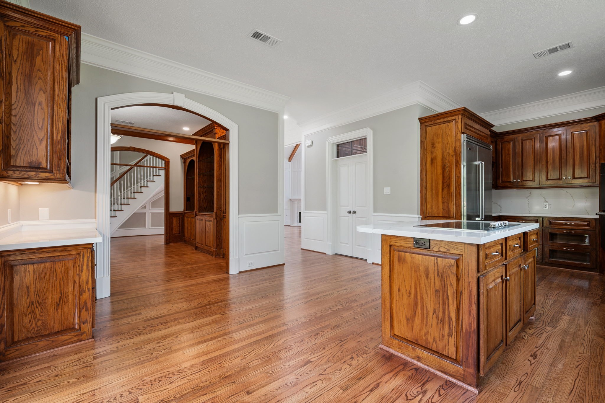 18489 Country Pl Drive Conroe, TX 77302 - Photo 12 of 50 a kitchen with granite countertop a stove top oven a sink dishwasher and a refrigerator with wooden floor