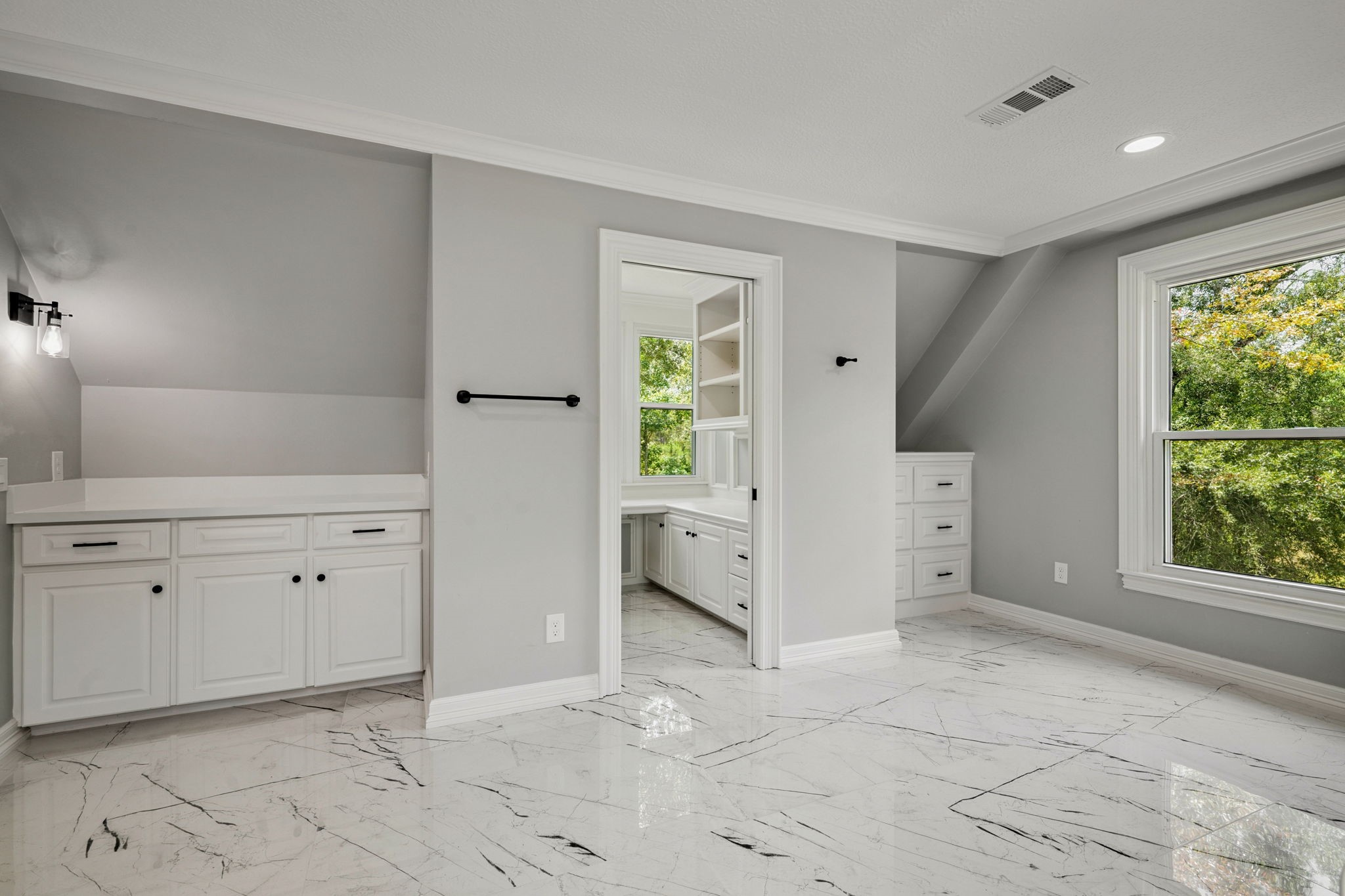 18489 Country Pl Drive Conroe, TX 77302 - Photo 28 of 50 a view of an empty room with window and cabinet