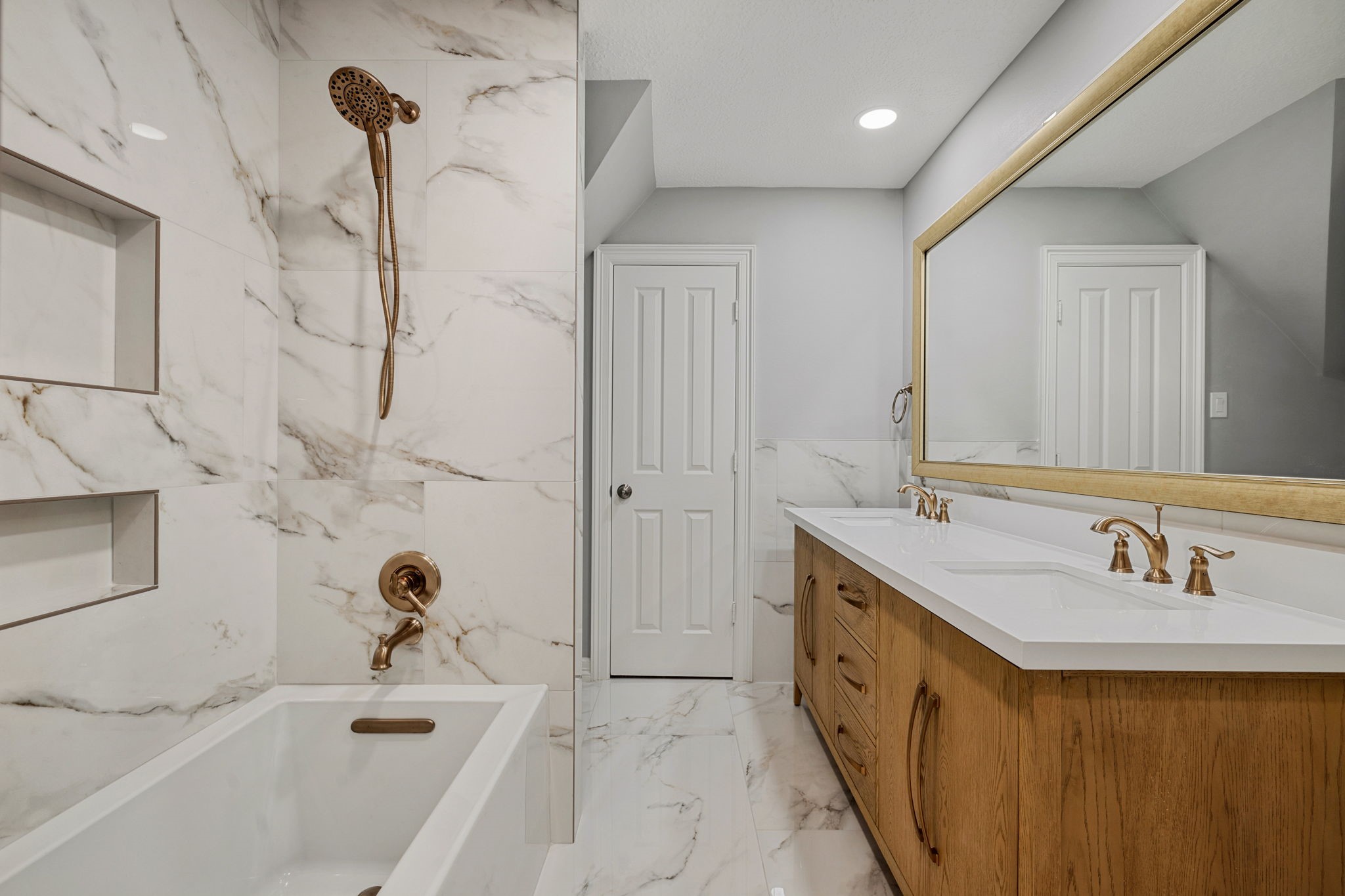 18489 Country Pl Drive Conroe, TX 77302 - Photo 32 of 50 a spacious bathroom with a tub sink and mirror