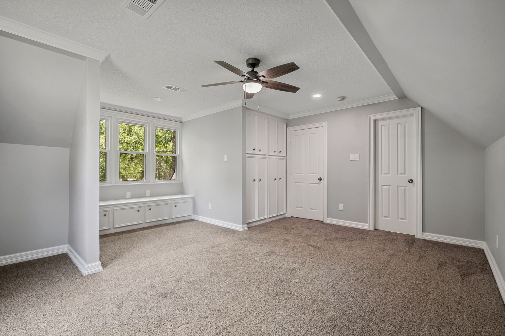18489 Country Pl Drive Conroe, TX 77302 - Photo 35 of 50 a view of an empty room with a window