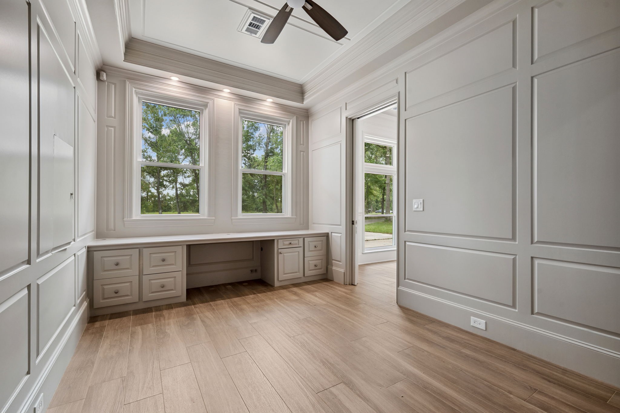 18489 Country Pl Drive Conroe, TX 77302 - Photo 41 of 50 walk in closet with window