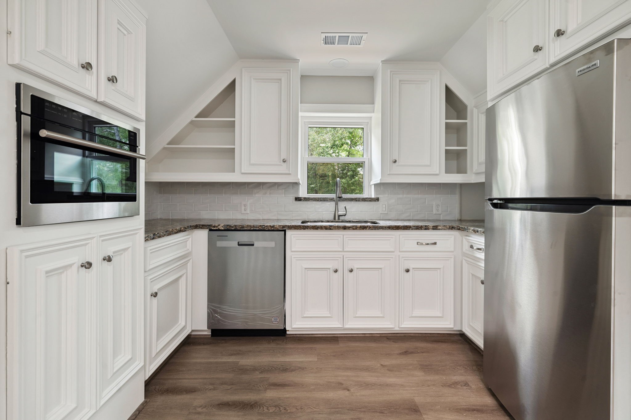 18489 Country Pl Drive Conroe, TX 77302 - Photo 44 of 50 a kitchen with white cabinets and white appliances