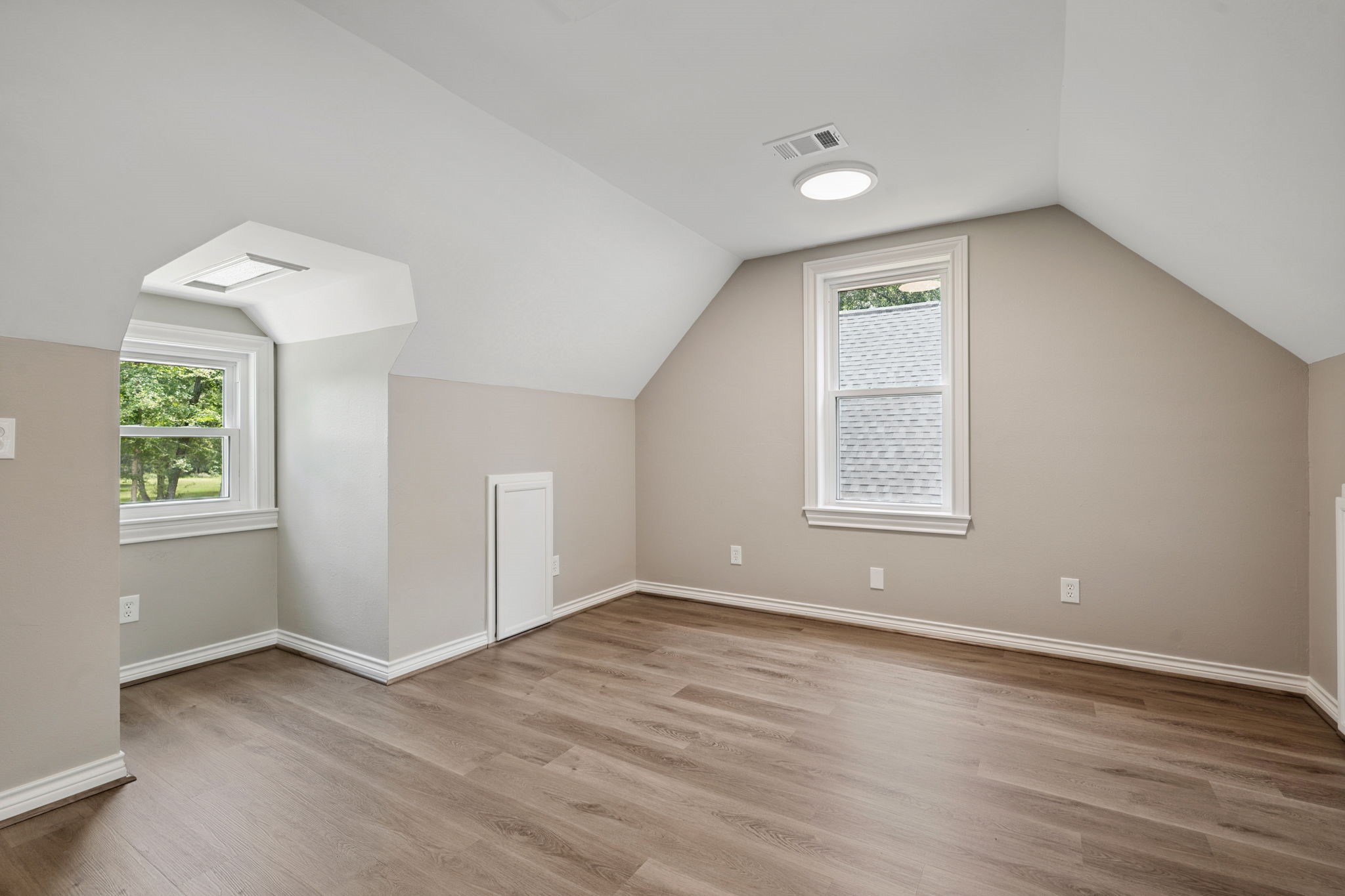 18489 Country Pl Drive Conroe, TX 77302 - Photo 45 of 50 an empty room with wooden floor and windows