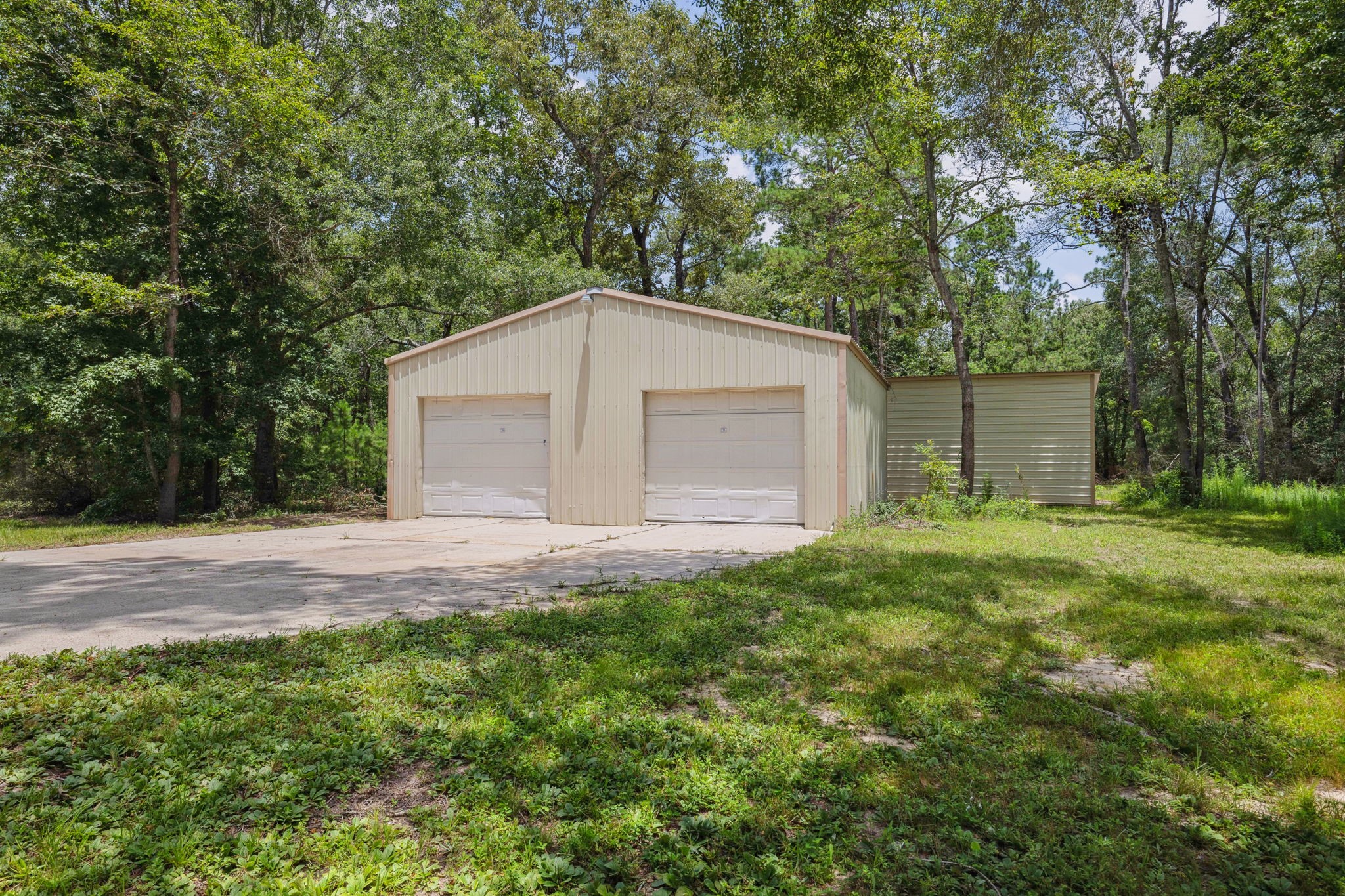 18489 Country Pl Drive Conroe, TX 77302 - Photo 6 of 50 a house with green field in front of it