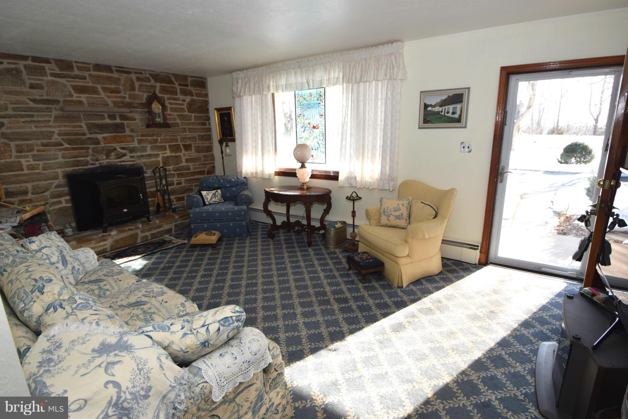 1417 Creswell Road Aberdeen, MD 21001 - Photo 2 of 27 Living Room