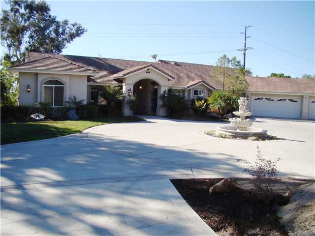 3083 Dos Lomas Fallbrook, CA 92028 - Photo 2 of 16 A circular drive provides extra parking.