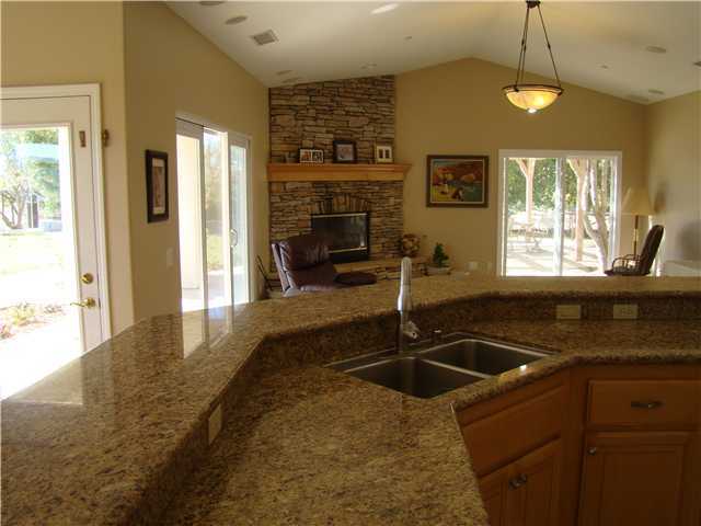 3083 Dos Lomas Fallbrook, CA 92028 - Photo 6 of 16 This layout makes washing dishes a little easier.