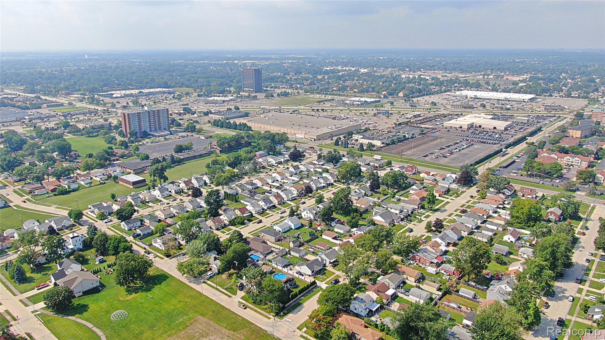 17529 Smith Street Riverview, MI 48193 - Photo 9 of 37 DJI_0916_InPixio.jpg