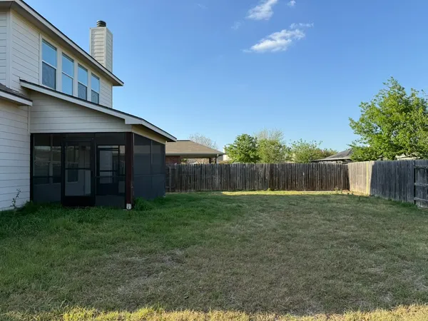 a view of a backyard
