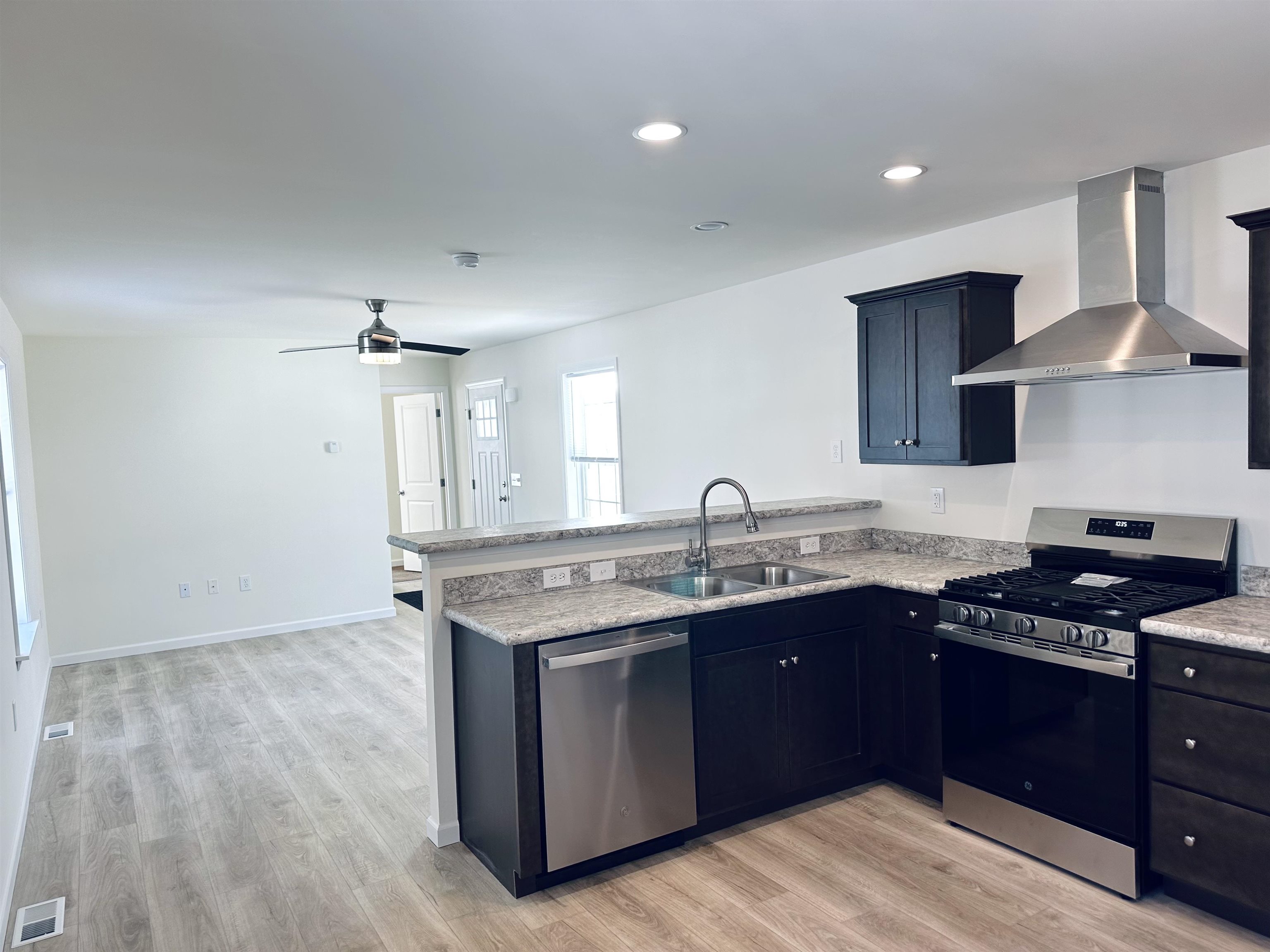 40 Hampton Road, Unit A8 Exeter, NH 03833 - Photo 3 of 30