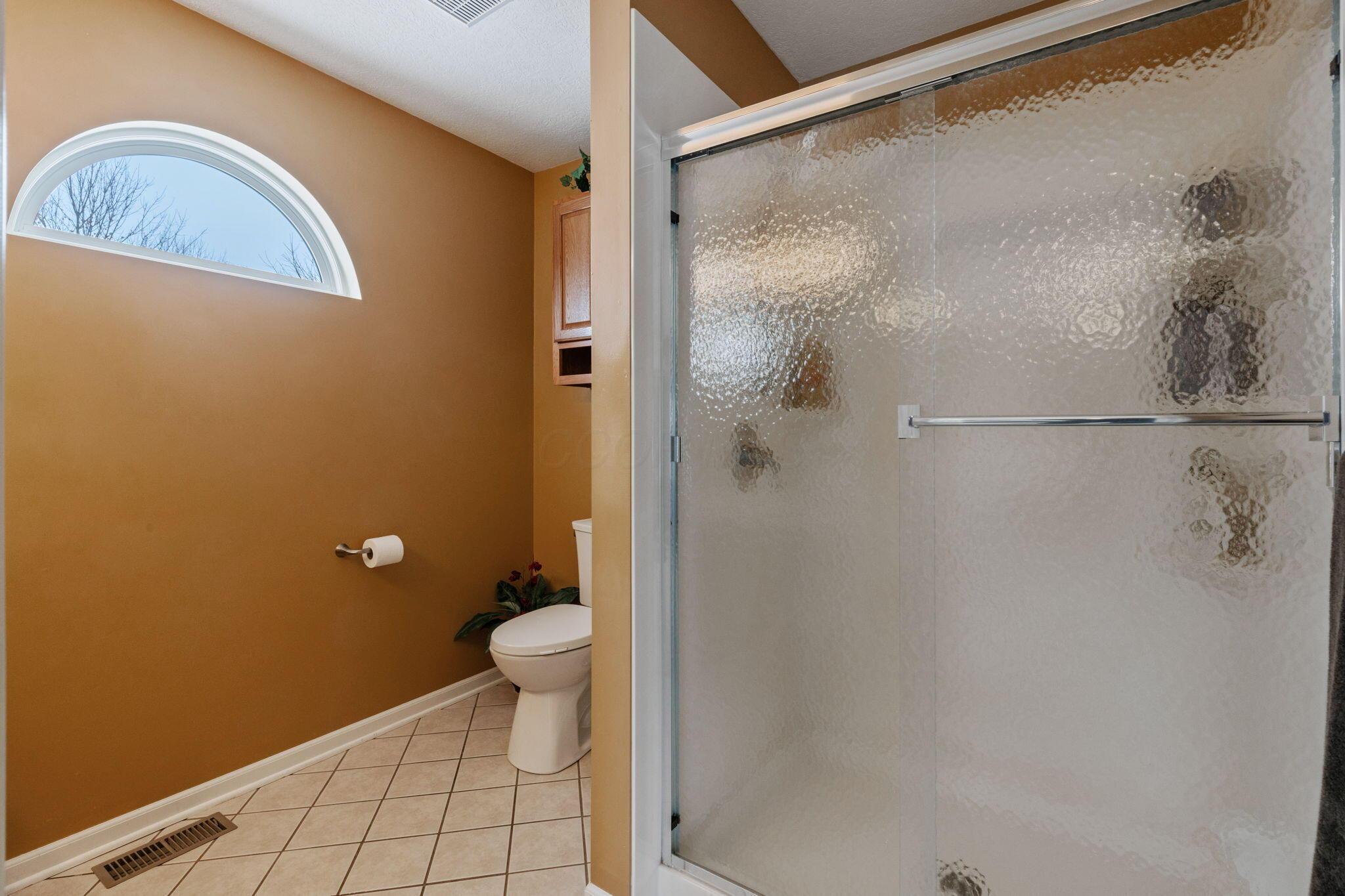 9904 Basil Road Northwest Baltimore, OH 43105 - Photo 28 of 66 Owner Suite Private Bath - 9904 Basil Road NW, Baltimore, OH 43105