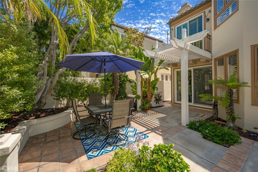 6546 Morningside Drive Huntington Beach, CA 92648 - Photo 19 of 74 a view of a house with backyard and sitting area