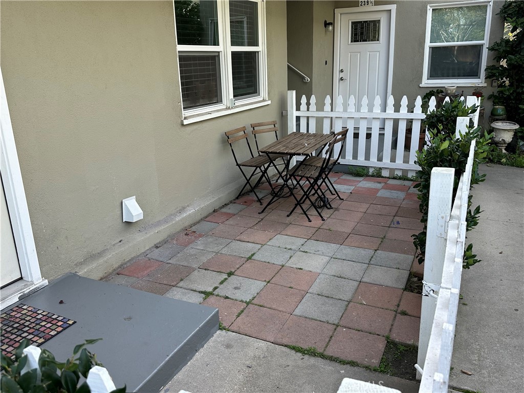 239 3rd Avenue Venice, CA 90291 - Photo 3 of 10 a outdoor space with furniture