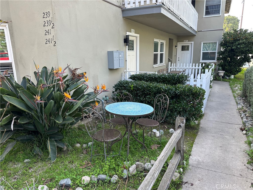 239 3rd Avenue Venice, CA 90291 - Photo 9 of 10 a backyard of a house with table and chairs