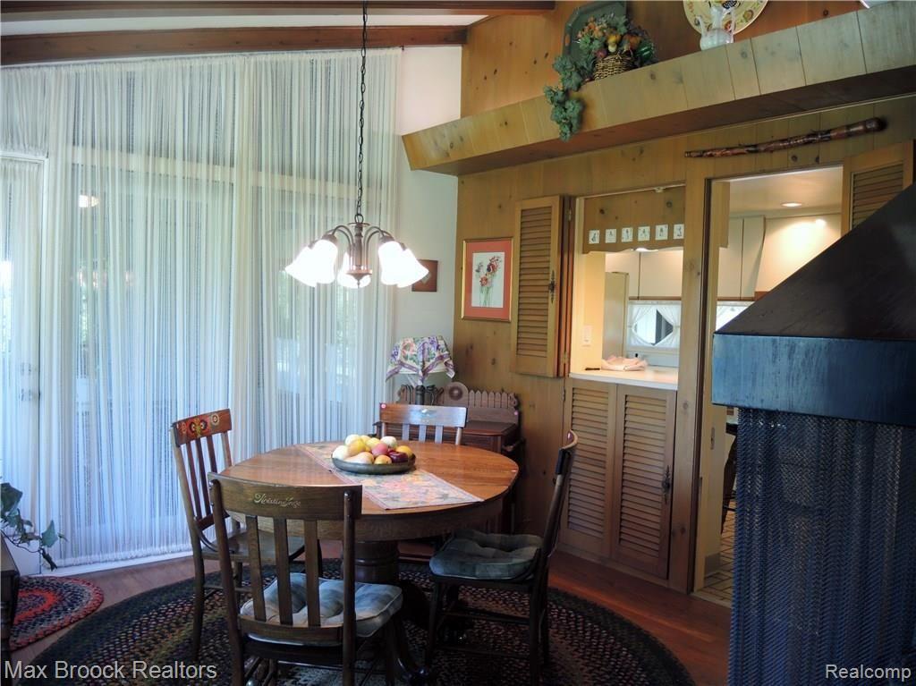 840 North Pemberton Road Bloomfield Hills, MI 48302 - Photo 5 of 42 DINING ROOM - WOOD FLOORING & ENTRY TO THE COVERED PORCH