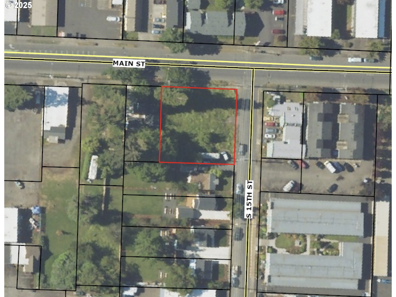 1483 Main Street Springfield, OR 97477 - Photo 4 of 13 a bathroom with a mirror