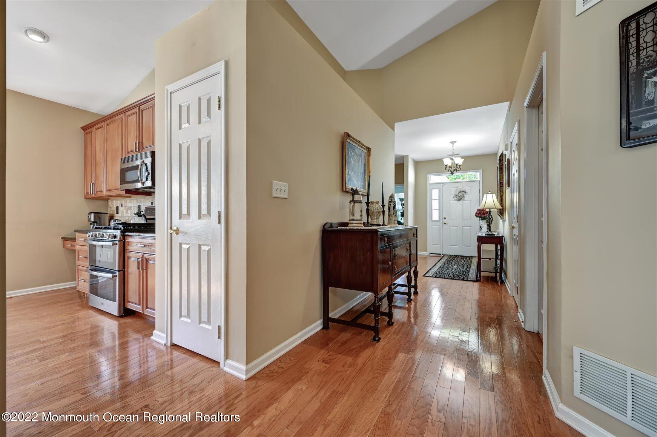 31 Hartack Road Manalapan, NJ 07726 - Photo 6 of 55 06-25797854