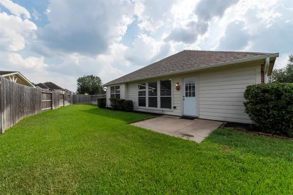 a view of a yard in front of house