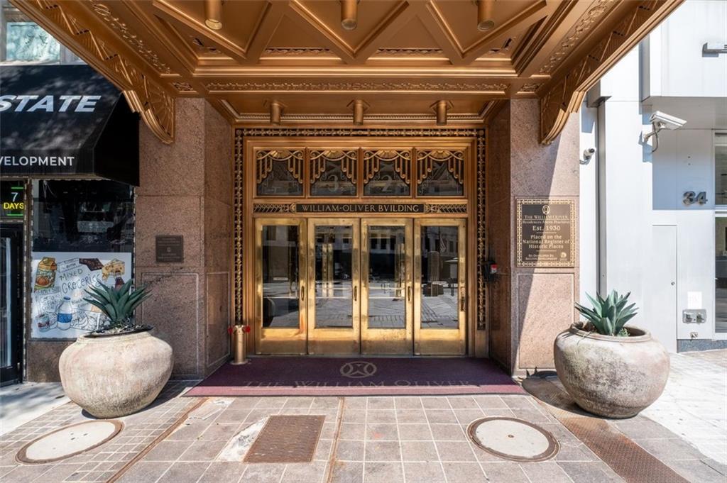 32 Peachtree Street Northwest, Unit 804 Atlanta, GA 30303 - Photo 3 of 40 a living room with furniture and a potted plant